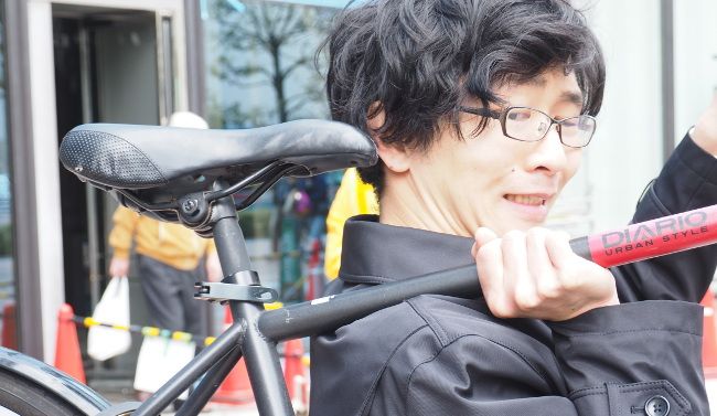 このサドルの下のバーを肩に食い込ませて支えるため、ダメージがデカイです。 
ずっと返し続けている手首にもダメージがあります。

