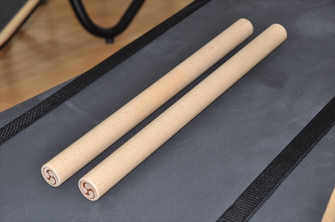 ボードとともに欠かせない和太鼓のバチのようなスティック。バックグラウンドに流れる音楽のリズムに合わせたトレーニングに使われ、バランス感覚や反射神経を刺激することができます。