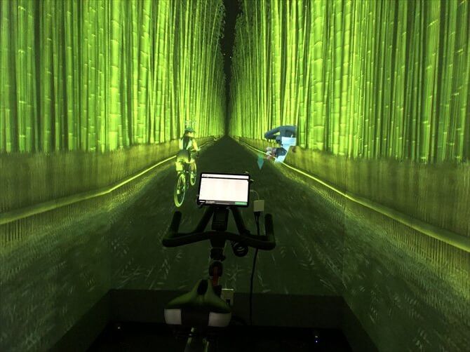 東急スポーツオアシス上大岡::視界いっぱいに広がるプロジェクション。完全に映像のなかに入ってしまったかのような感覚でトレーニングができます。