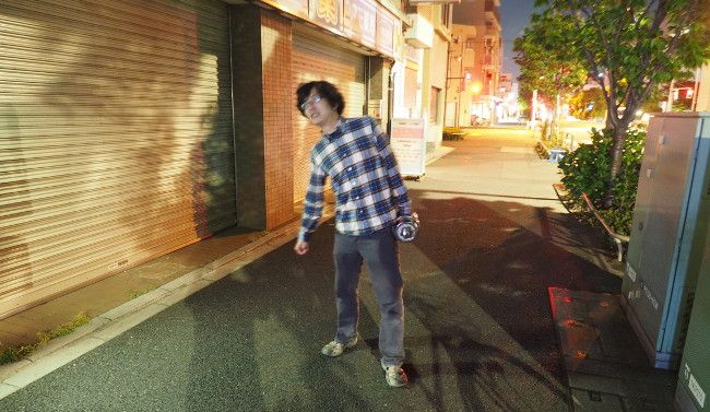 自転車の前カゴに積んだら亀裂が入ったので、仕方なく歩いて配達することに。

