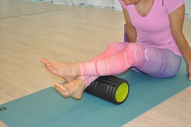 美圧ヨガbesta(ベスタ)　自由が丘::まずは、体の動きをよくするためにグリッドフォームローラーを使った筋膜リリースからスタート。試しに左右どちらか片側だけ行って比較すると、明らかに動きが軽くなっていることが実感できます。