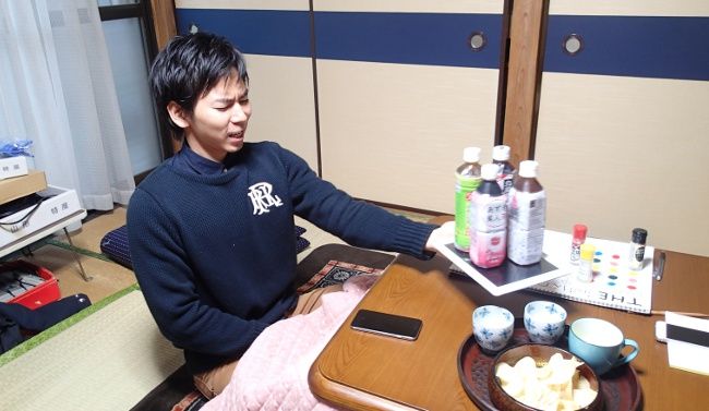 おぼんのうえにペットボトルを乗せまくって耐える「居酒屋修行」

