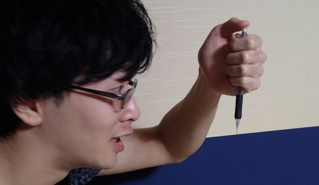 意外としんどい「シャー芯一本出し」
ほかには「ビニール袋バースト」、「ペットボトルくわえ」があります。

