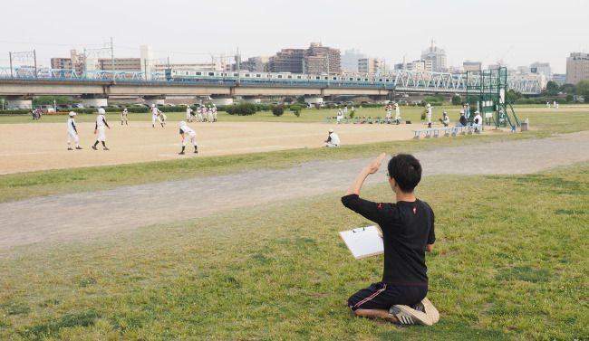 手前の少年野球より電車にスポーツ感を見出してしまった私。
 気づきを与えてくれた電車に敬礼せずにはいられません。

