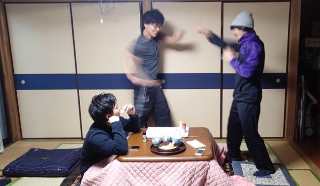 1分間、殴りまくります。空気を。 
その間、参加してないもう一人が手数をなんとなく数えます。

