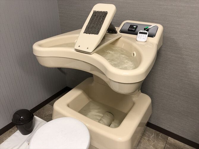 【非公開　2024/12/6】アルペンクイックフィットネスままともプラザ町田::有機ゲルマニウムを溶かした42～43℃の温水に手足をつけることで体の芯から温まり、大量発汗。体内の老廃物のデトックスが行われ、美容と健康をバックアップしてくれます。