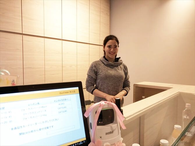 Active Detox Studio OLUTANA 市川店::受付カウンターでスタッフが明るく迎えてくれます。