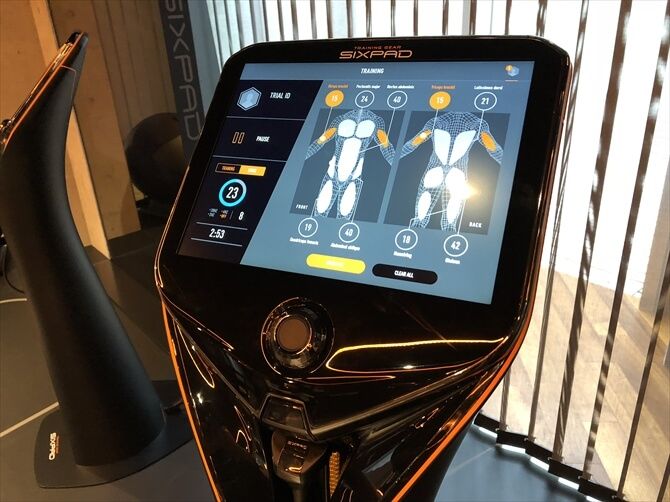 SIXPAD STATION 代官山（シックスパッドステーション）::トレーニングを管理する中枢、コントロールタワー。ユーザーごとにデータを蓄積し、それぞれに合わせて最適なトレーニング強度、方法を導きます。