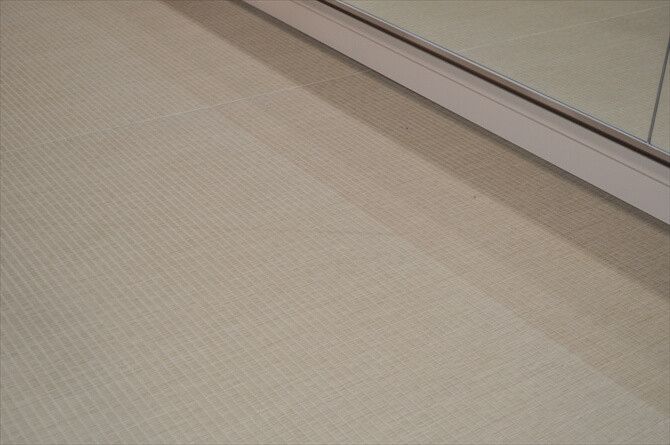 東急スポーツオアシス上大岡::ホットヨガスタジオには珍しく、床面は畳を模した仕上げ。壁紙も和柄のエンボスがあしらわれ、徹底した和テイストとなっています。