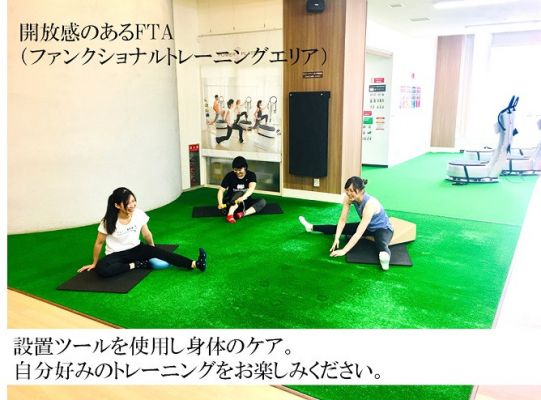 ジムに広大な芝エリア