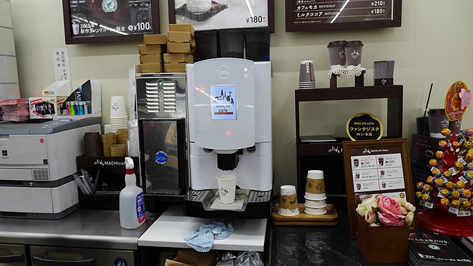 店員さんが入れてくれる