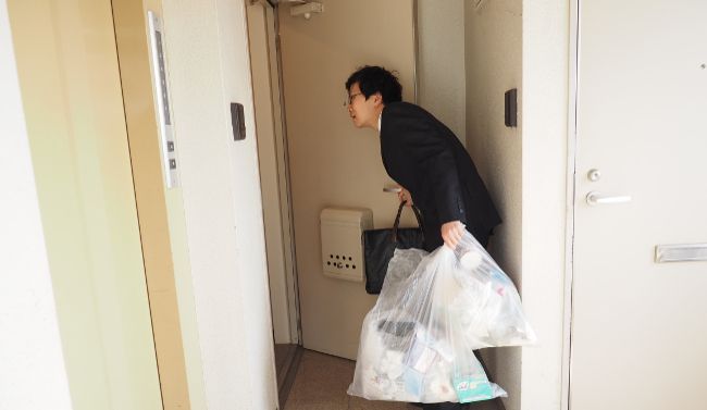 「ただいまー…」「えっ？なんでごみ捨ててないの？いやそのまえに会社はどうしたの！？」「いや…その…」