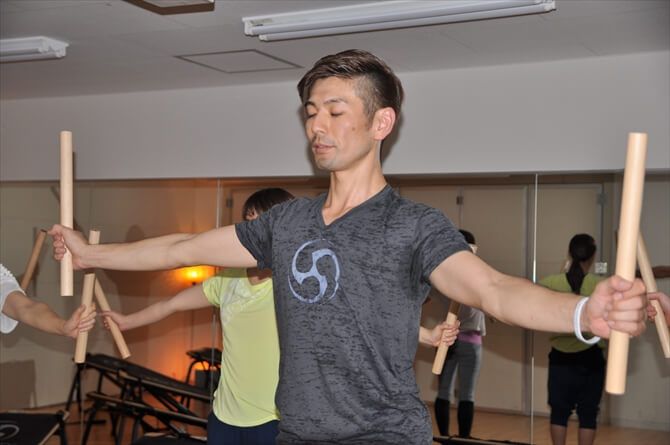 音楽のリズムに合わせてスティックを振るトレーニングなどもあり、飽きずにプログラムを進めていけるよう考えられています。