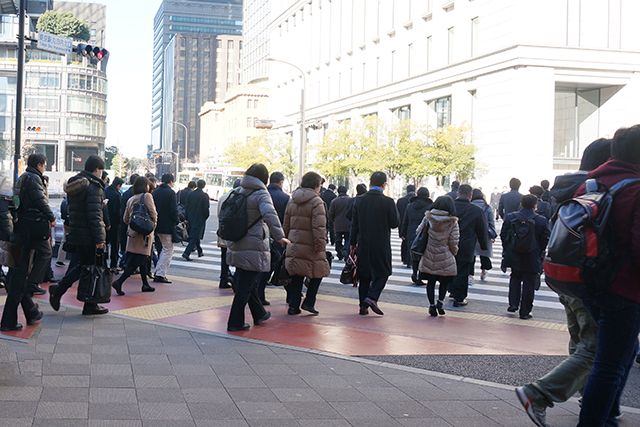 でも、東京駅は人が多すぎる