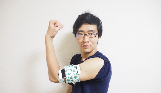 手のひらサイズの携帯電話。鍛えたい体の部位に巻きつければ振動を与えることができます。

