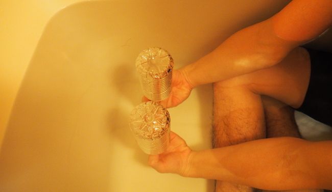 口をつまんで水中に沈めます
