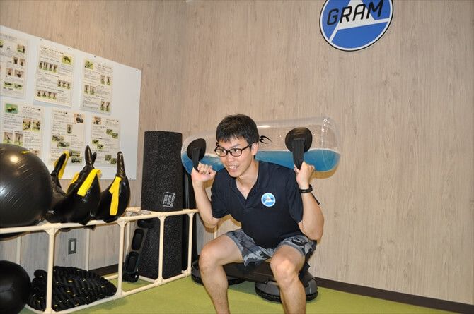 GRAM GYM::ストレッチエリアは仕切ってパーソナルトレーニングにも使われています。最新のトレーニングギアも充実。