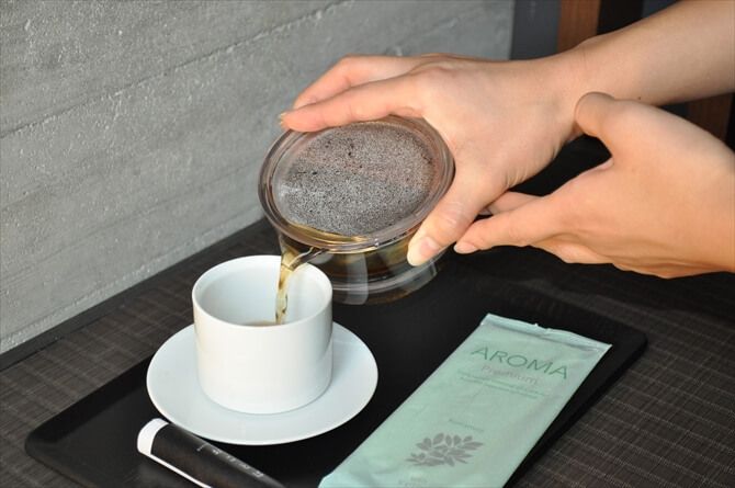 SIXPAD STATION 代官山（シックスパッドステーション）::ZENROOMを出ると、用意されているほうじ茶。自身で注いで飲むという行為も、心の安寧を取り戻す重要な所作です。