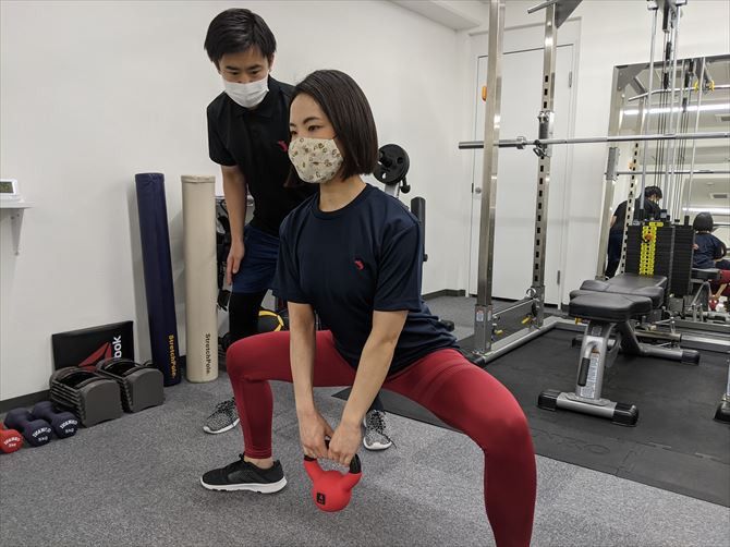 パーソナルジムRat新宿南口店::内転筋や大腿四頭筋、臀筋やハムストリングスといった下半身を鍛える運動の「ワイドスクワット」。下半身全体の強化と内ももの引き締め効果が期待できます。