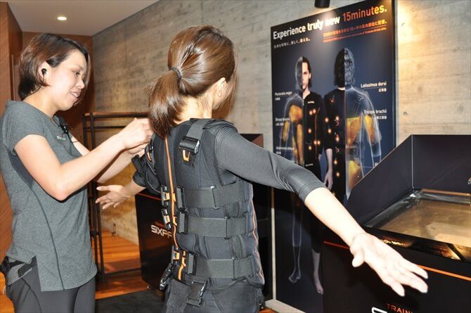 SIXPAD STATION 代官山（シックスパッドステーション）::しっかりとフィット感を確認しながら、トレーナーが装着してくれます。