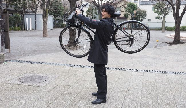 左手をハンドルに添えないと、歩くたびに持ち手が顔面に突き刺さります。

