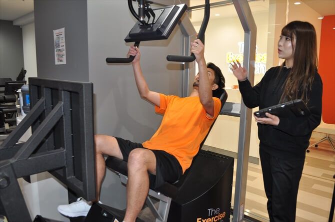 【パーソナルトレーニングジム】エクササイズコーチ銀座店::まずは下半身のトレーニングを行う「レッグプレス」のマシンへ。