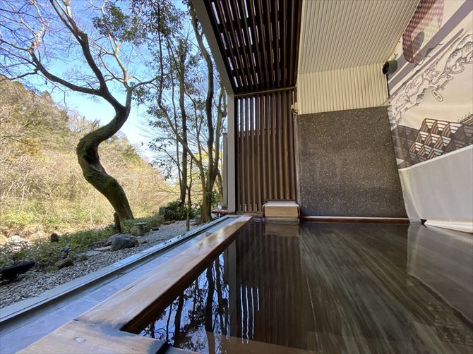 湯坂山と須雲川を望む、大自然の一部に取り込まれたかのような露天風呂も「界 箱根」の魅力のひとつ。