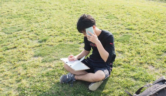 汗を拭いてる…？