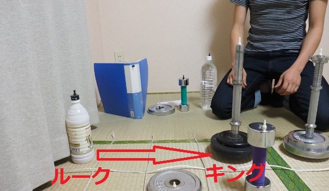 このルーク（マッコリ）が次の手でキングを取れます。チェック状態です。

