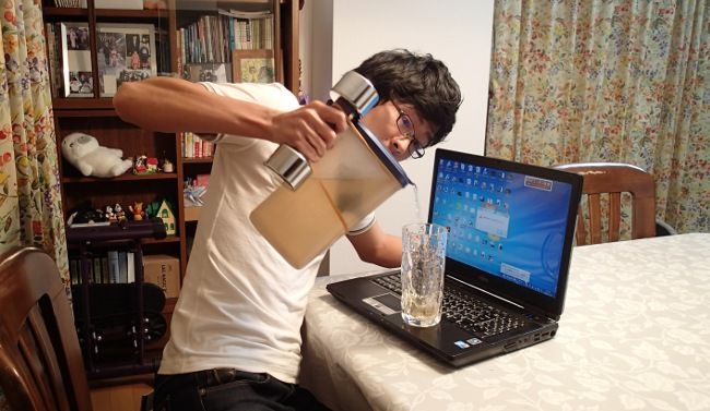 パソコンのうえで注ぐとよりスリリングです。

