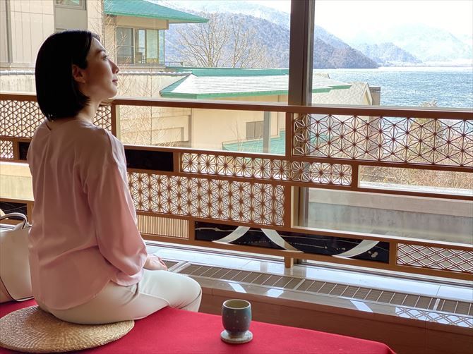 目前に広がる中禅寺湖を眺めながら「組子ライブラリー」で一服。旅情に浸れるひとときです。