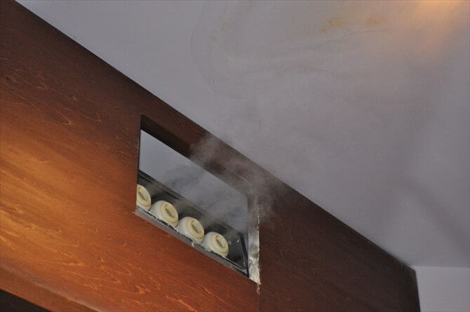 【非公開　2020/09/10】アミーダ ららぽーと柏の葉店::また、天井には数カ所ミストを噴出するダクトが供えられており、湿度も一定の範囲内（50～60％）でコントロールされています。