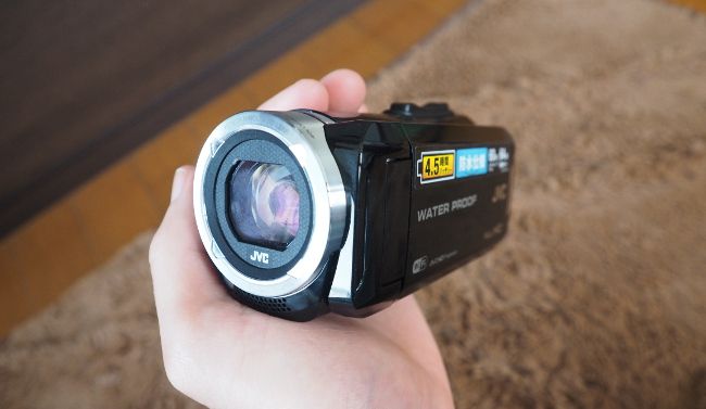 今回は撮影対象が生き物ということで、シャッターチャンスは限られています。 
決定的瞬間を取り逃さないため、ビデオカメラで撮影します。

