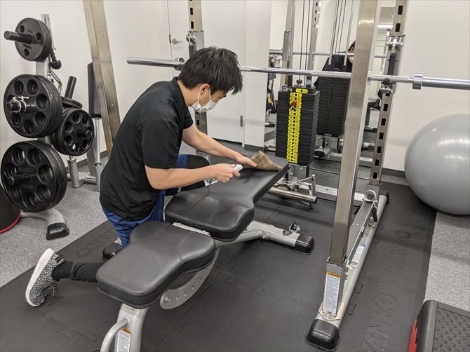 パーソナルジムRat新宿南口店::トレーニング終了後、次のトレーニングの開始までは最低30分の間隔を確保。その間にしっかりと換気を行うとともにスタッフの手による除菌作業を行っています。