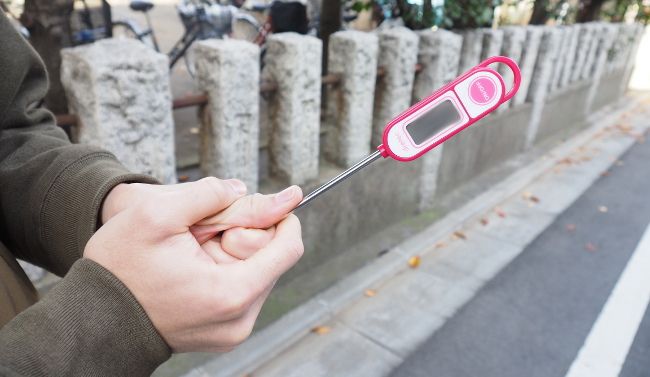 手の温度を測るときは体温計を握りこみます。