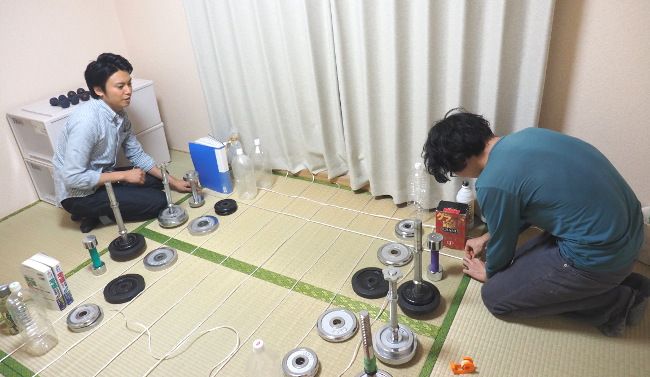 ビニールひもでマス目をつくっていきます。

