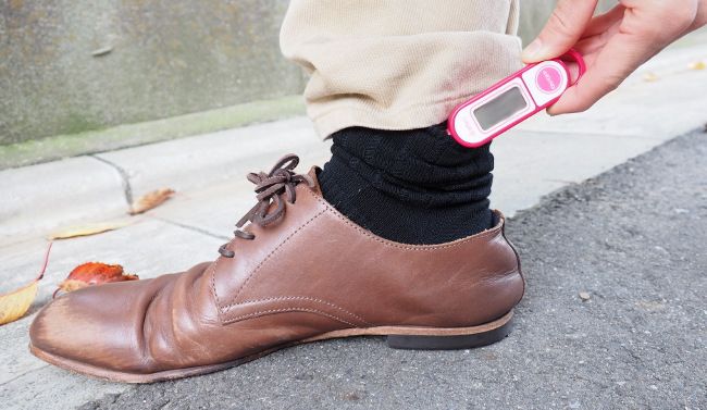 足の温度は温度計を靴の中に突っ込んで計測します