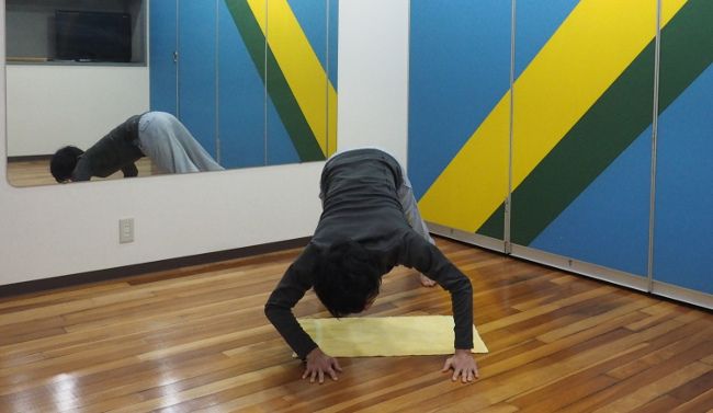 ゆっくりと片方のひじを曲げ、重心を横に移動します。

