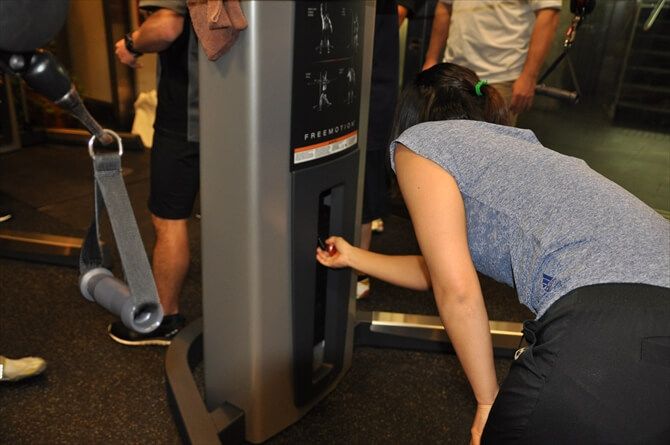 負荷の設定のみですぐに使用可能。ケーブルマシンでは座面調整の必要もなく、ライブアクシスに至っては座面すらありません。