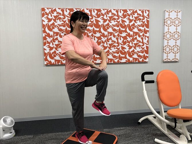 【非公開　2024/12/6】アルペンクイックフィットネスままともプラザ町田::30秒のマシントレーニングが終わったら、すぐに30秒の有酸素運動へ。クイックボードの上でステップを中心としたエクササイズを行います。