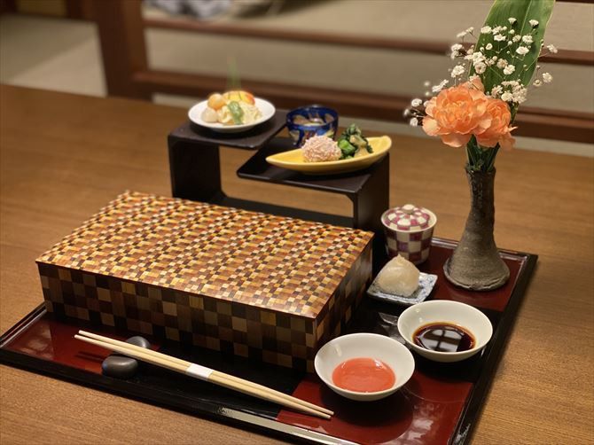 食事を提供する際に使われる器も箱根寄木細工を使ったもの。