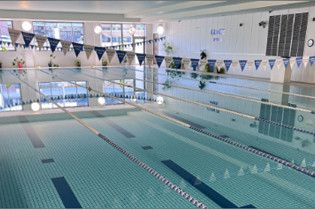 明るく開放的なプール