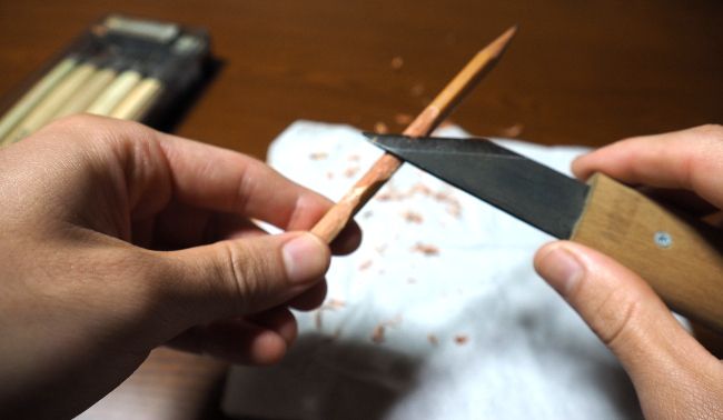 ナイフで鉛筆を削り

