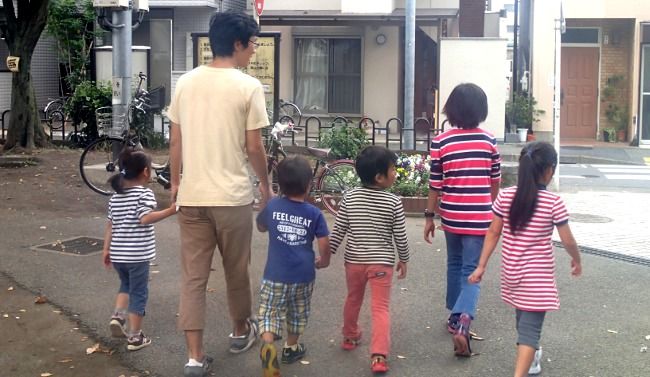 コンビニに行きます。いつのまにか子供が一人増えています。

