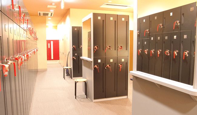 清潔なロッカールーム
