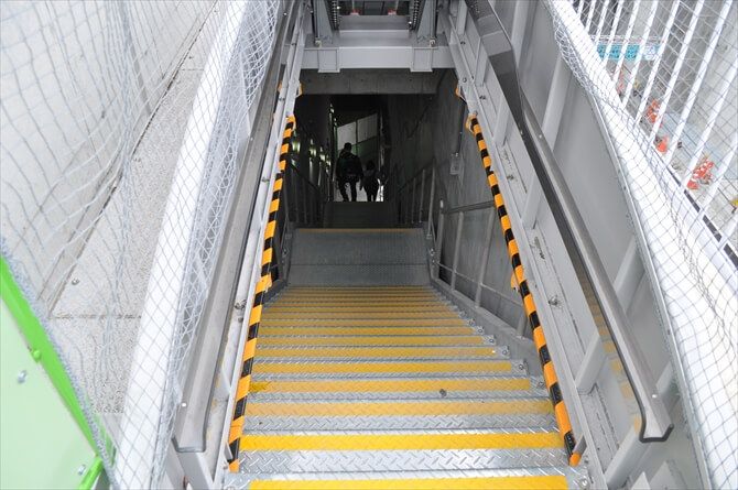 保安用の階段を下り、会場となる海底トンネルへ。