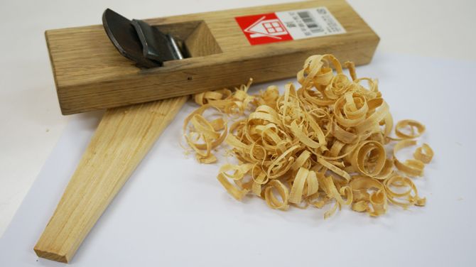 まずは木材を削って