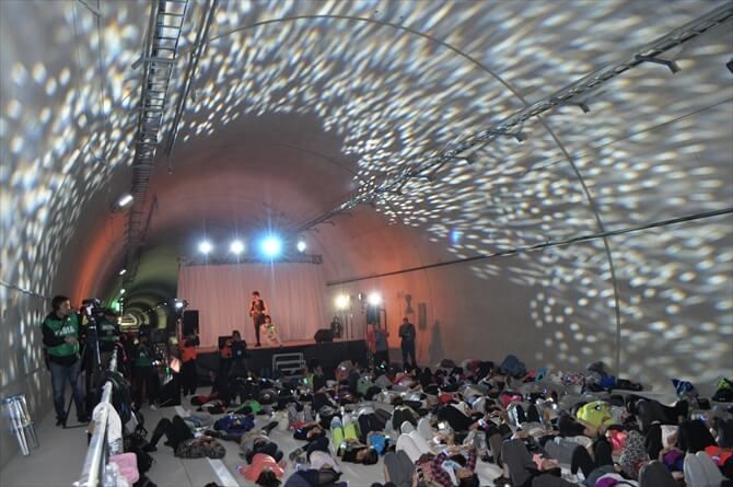 トンネルという空間特性を活かし、凝ったライティングで「動」、「静」を視覚的に演出。