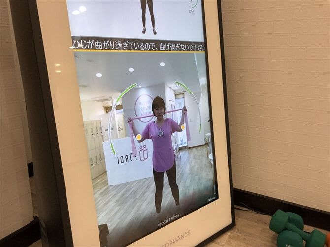 [女性専用] 新感覚のAI×フィットネス　ファディー 千歳烏山::内容によって、ディスプレイには正確な動きをガイドするポイントやラインが示されます。