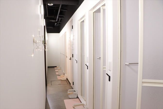 Active Detox Studio OLUTANA 市川店::シャワーブースも多数完備。汗をかいた後でもサッパリとして帰れます。